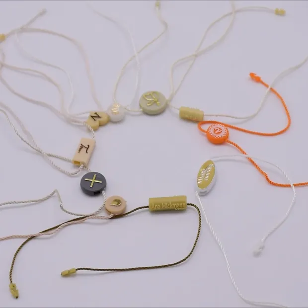 パーソナライズされたプラスチック分解性ジュエリーファスナーアパレル PVC レイヤーロゴステッカー文字列シールハングタグ衣服付属品およびホームテキスタイル衣類ラベル用